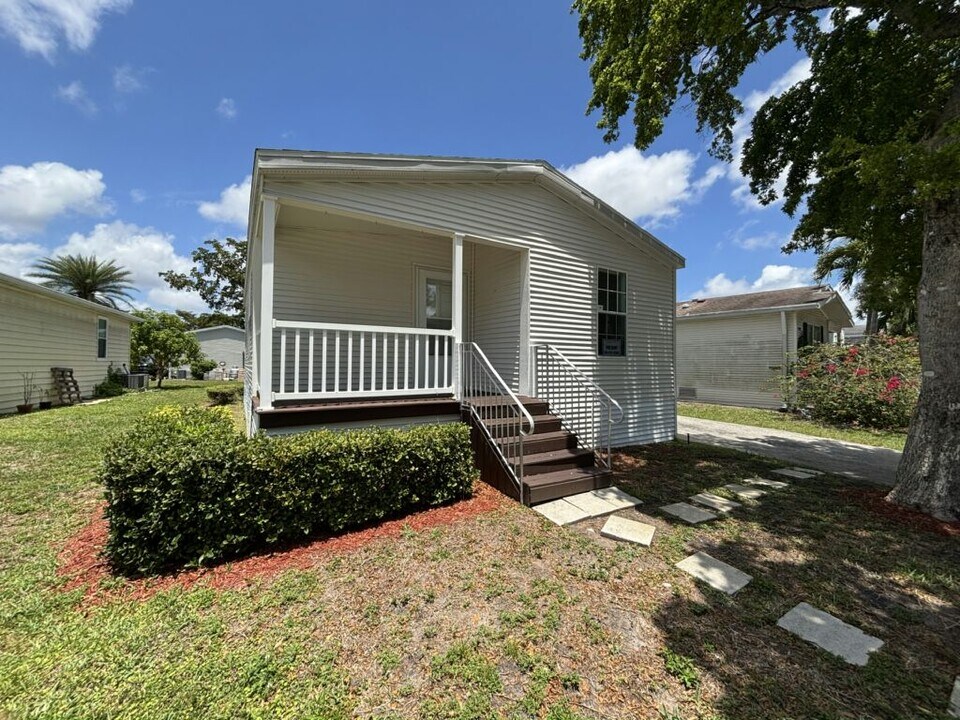 6305 Colonial Dr in Margate, FL - Building Photo
