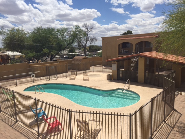 Santa Cruz River Apartments in Tucson, AZ - Foto de edificio