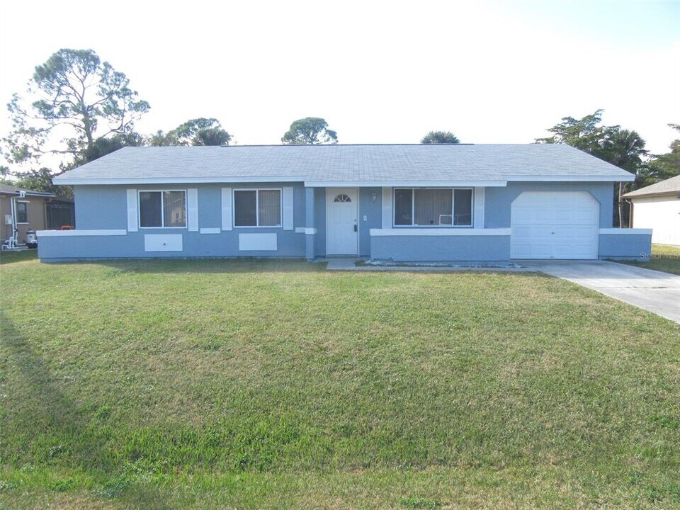 20224 Tappan Zee Dr in Port Charlotte, FL - Building Photo