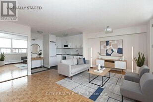 1545 Bathurst St in Toronto, ON - Building Photo