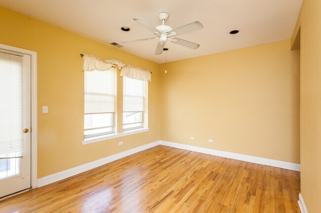 4710 N Bernard St, Unit 3W in Chicago, IL - Building Photo - Building Photo