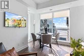 327 King St W in Toronto, ON - Building Photo - Building Photo