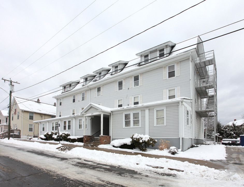 39 Park St in Thomaston, CT - Building Photo