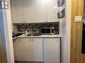 82 Henderson Dr in Aurora, ON - Building Photo