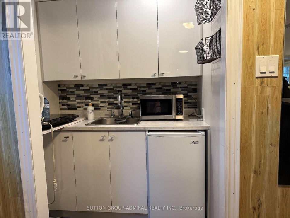 82 Henderson Dr in Aurora, ON - Building Photo