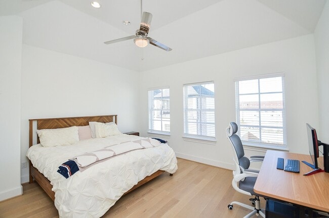 property at 6125 Cottage Grove Lake Dr