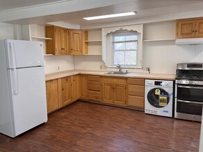 99 Bank Street, Unit Apt C (ground floor) in Lebanon, NH - Foto de edificio - Building Photo