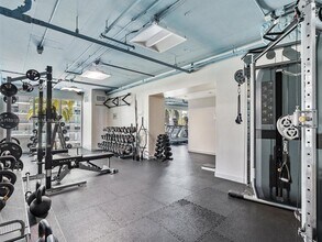 60 SW 13th St, Unit 2208 in Miami, FL - Foto de edificio - Building Photo