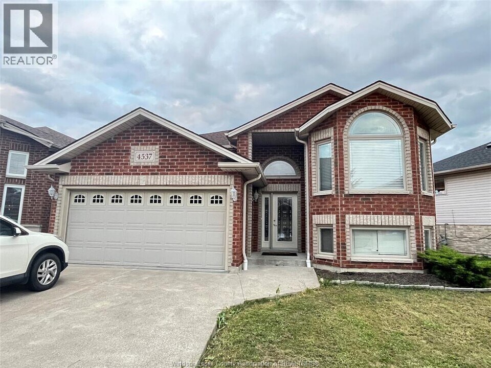 4537 Osaka Cir in Windsor, ON - Building Photo