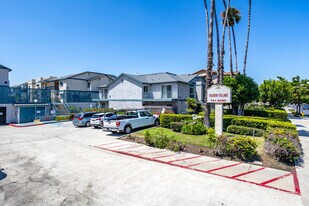 Harbor Village Apartments in Anaheim, CA - Building Photo