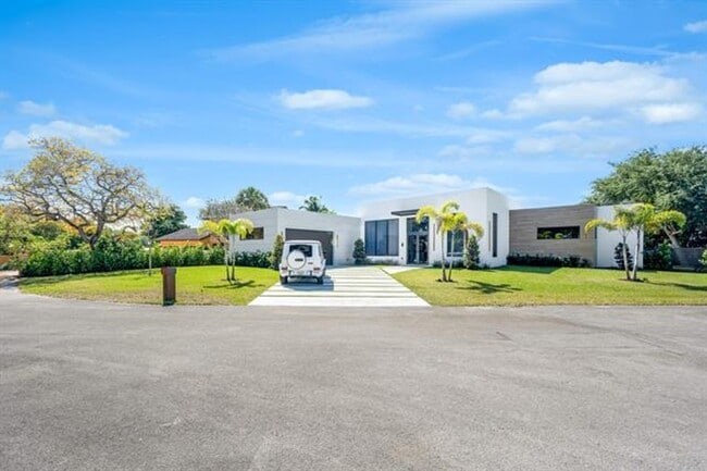 1000 SW 93rd Ave in Plantation, FL - Building Photo - Building Photo