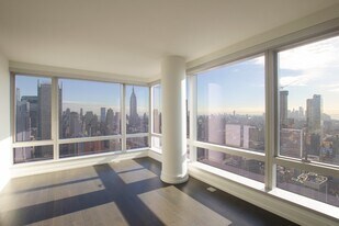 555 10th Ave in New York, NY - Building Photo