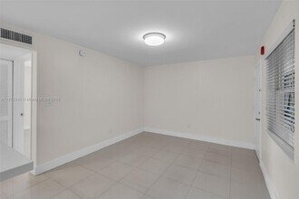 241 S Royal Poinciana Blvd in Miami Springs, FL - Building Photo - Building Photo