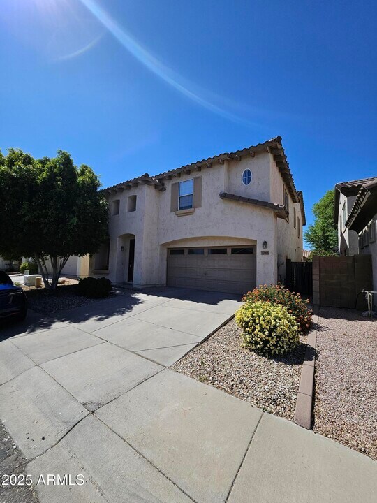 2065 E Hulet Dr in Chandler, AZ - Building Photo