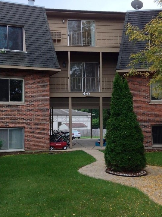 444 Cavalier Ct in West Dundee, IL - Building Photo