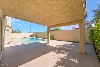 8250 Fox Tail Way in Las Vegas, NV - Building Photo - Building Photo