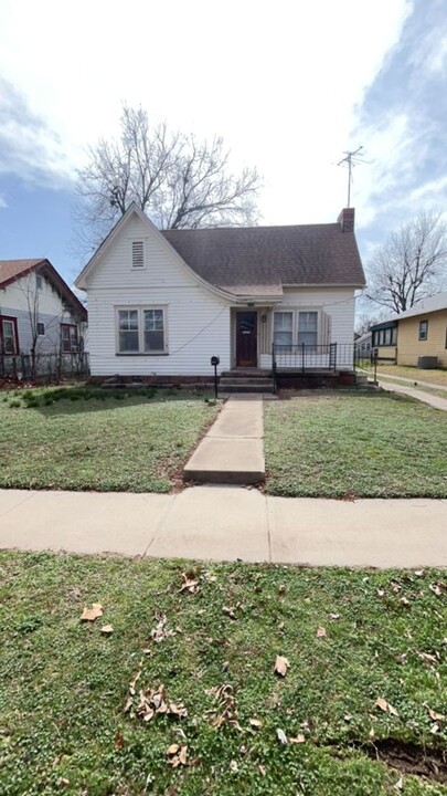 1209 W Pine Ave in Enid, OK - Building Photo