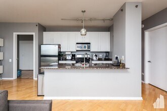 210 S Desplaines St in Chicago, IL - Building Photo - Building Photo