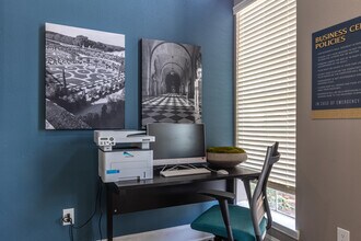 Verlaine on the Parkway in Dallas, TX - Building Photo - Interior Photo