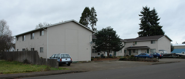 741-785 Cedar St in Junction City, OR - Building Photo - Building Photo