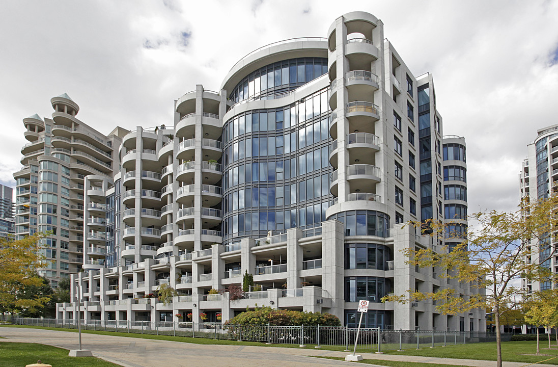 Waterford Residences in Toronto, ON - Building Photo