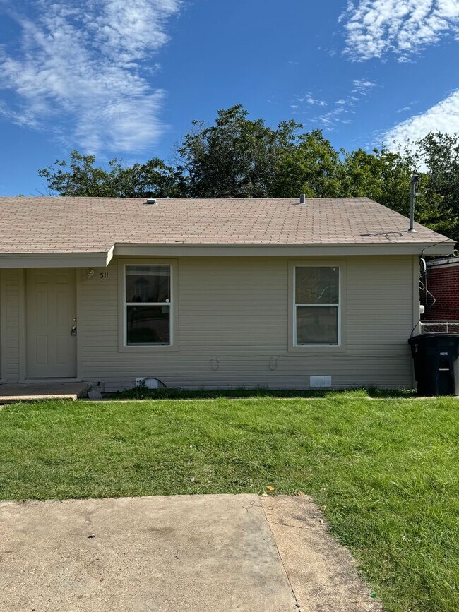 property at 511 W Hallmark Ave
