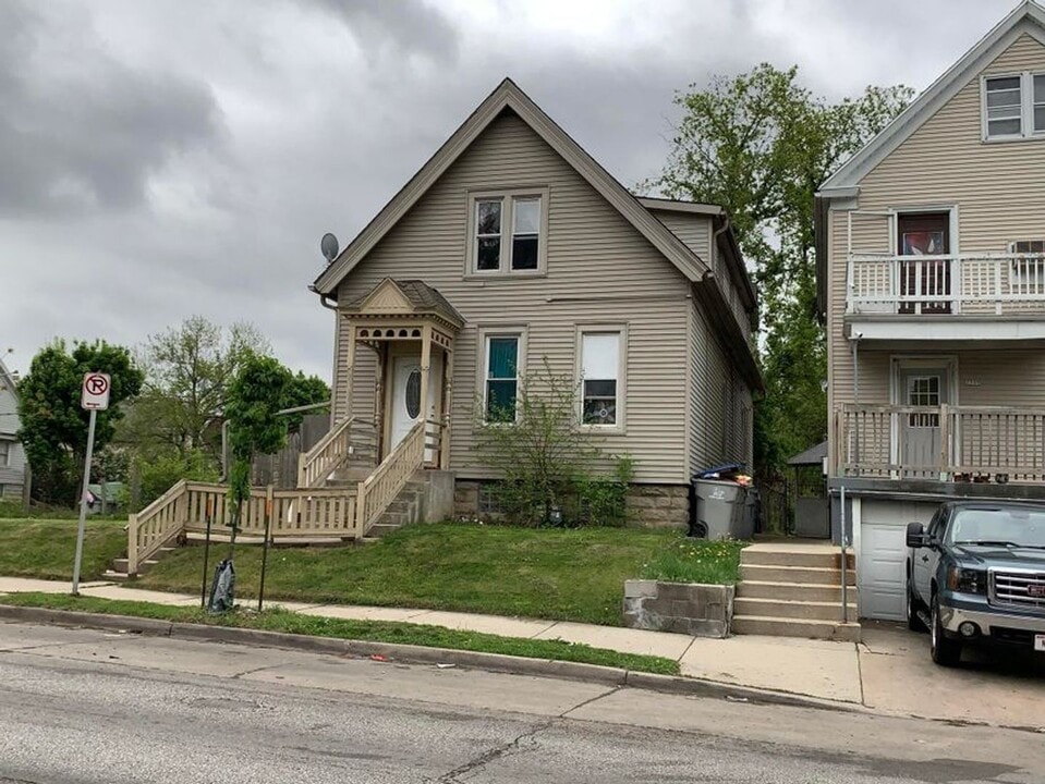 2305 W Burnham St in Milwaukee, WI - Building Photo