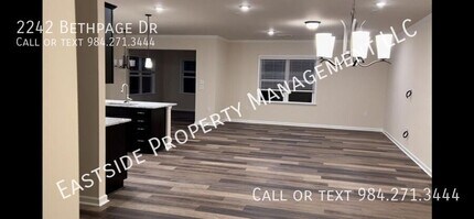 2242 Bethpage Dr in Fuquay Varina, NC - Foto de edificio - Building Photo