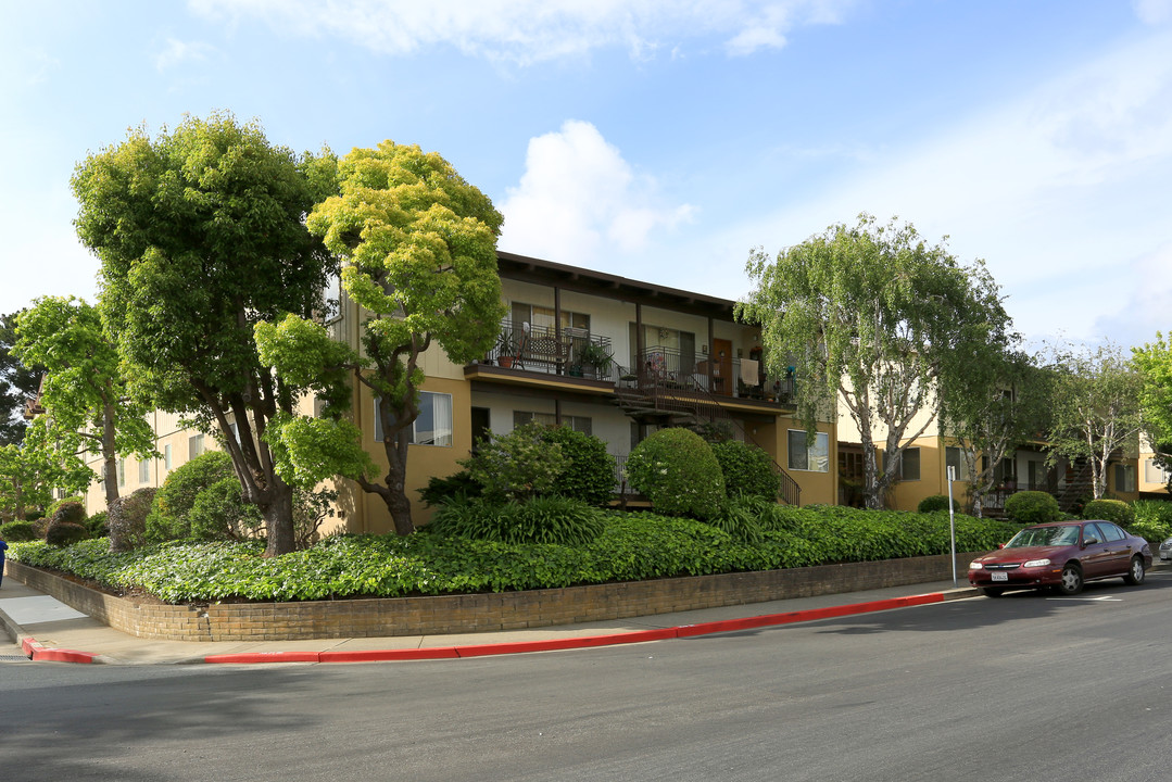 375 Richmond Dr in Millbrae, CA - Building Photo