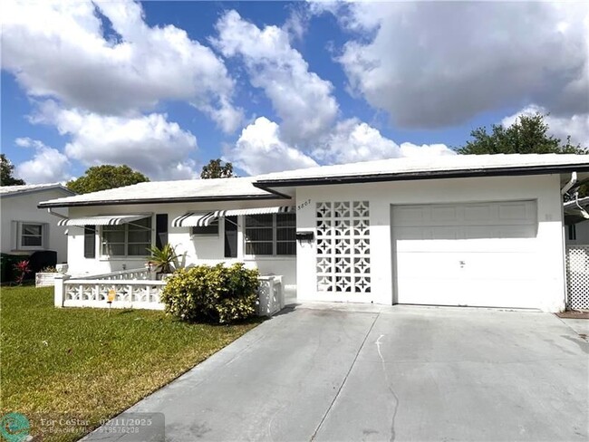 5807 NW 82nd Ave in Tamarac, FL - Foto de edificio - Building Photo