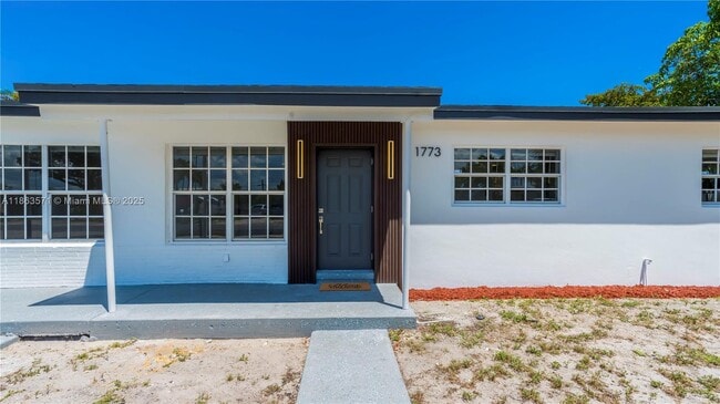 1773 Lauderdale Manor Dr in Fort Lauderdale, FL - Building Photo - Building Photo