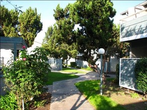 VILLAGE GREEN in Rialto, CA - Foto de edificio - Building Photo