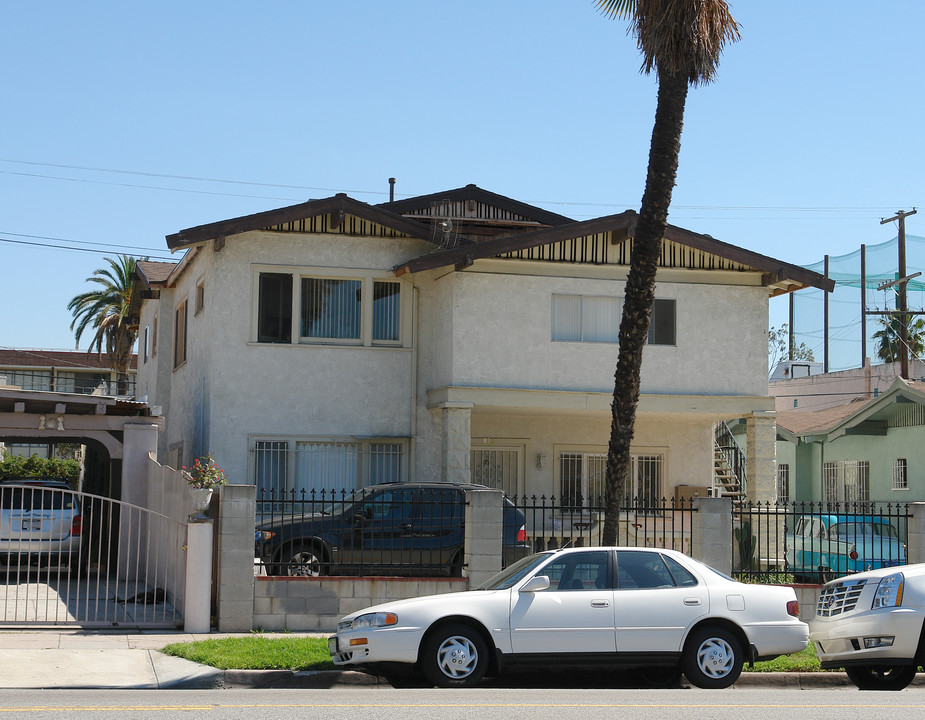 820 N Edgemont St in Los Angeles, CA - Building Photo