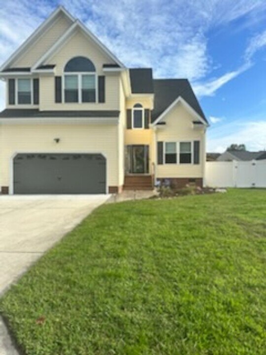 817 Shadowberry Crest in Chesapeake, VA - Building Photo