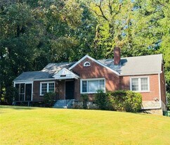 1589 Pinehurst Dr SW in Atlanta, GA - Building Photo