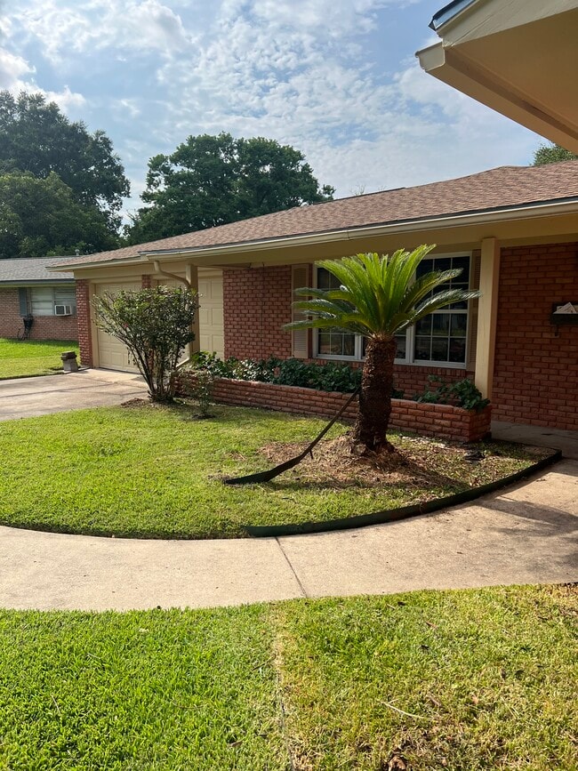 4750 Fieldwood Ln in Beaumont, TX - Building Photo - Building Photo