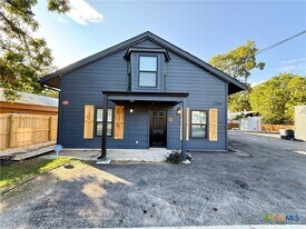 2204 W San Antonio St in New Braunfels, TX - Building Photo