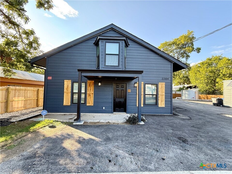 2204 W San Antonio St in New Braunfels, TX - Building Photo
