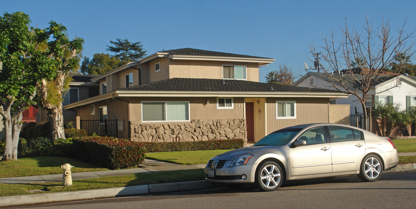 241 E Dexter St in Covina, CA - Foto de edificio