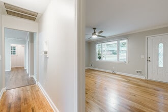 5 W Gantt Cir in Piedmont, SC - Foto de edificio - Building Photo