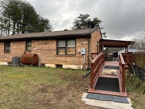 12762 Red House Rd in Brookneal, VA - Building Photo - Building Photo