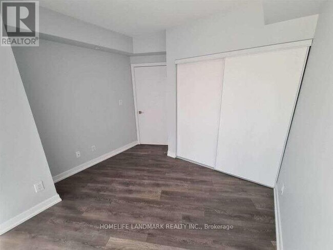 159 Wellesley St E in Toronto, ON - Building Photo - Building Photo