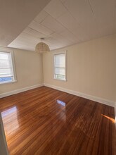 30 Hanson St, Unit 3 in Somerville, MA - Foto de edificio - Building Photo