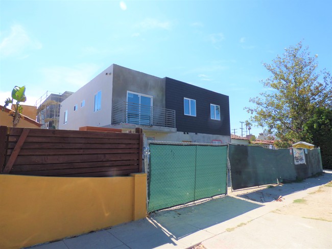 5126 Cahuenga Blvd in North Hollywood, CA - Building Photo - Other