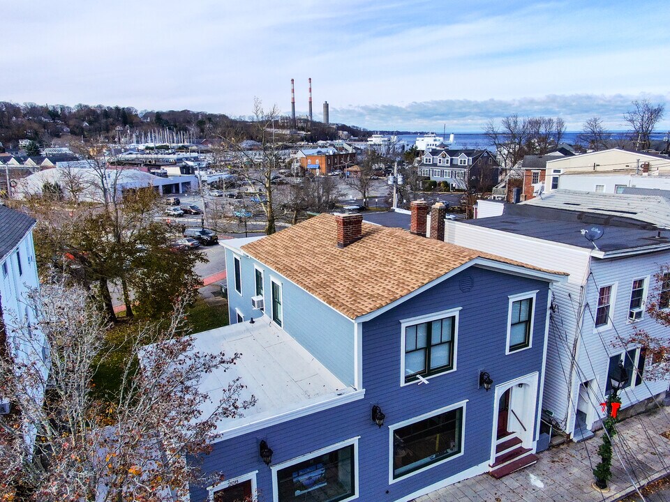 206 E Main St in Port Jefferson, NY - Building Photo