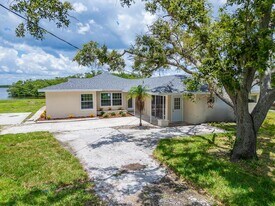 1034 Canal St in Ruskin, FL - Building Photo