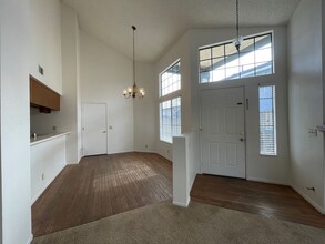 1128 Marigold Way in Lompoc, CA - Foto de edificio - Building Photo