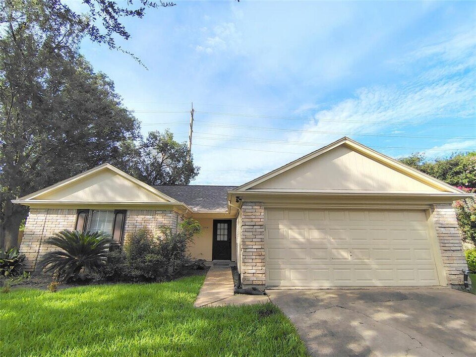 2914 Old Fort Rd in Sugar Land, TX - Foto de edificio
