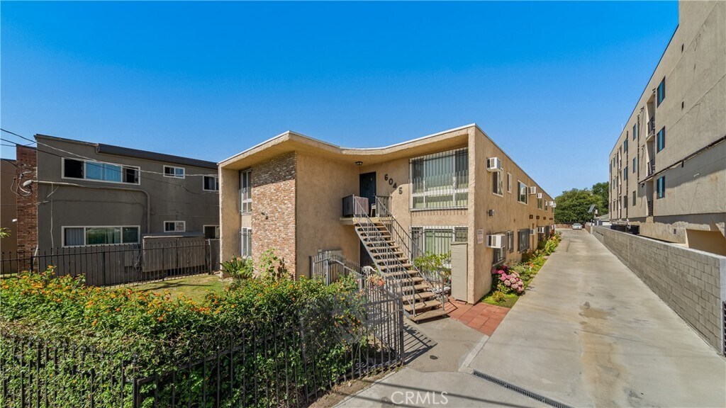 6045 Hazelhurst Pl in Los Angeles, CA - Building Photo