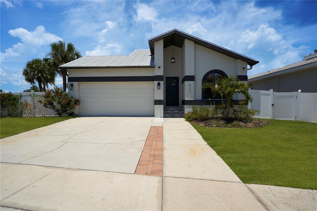 917 Shagos Dr in Apollo Beach, FL - Building Photo